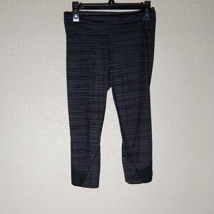Under Armour Leggings size S Petite cropped 3/4 leggings go by meauments